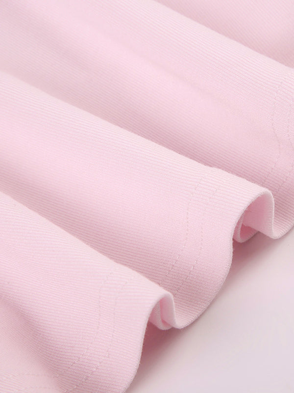 Roze zoete slanke mini-jurk met ruches en ruches aan de zoom en lange mouwen