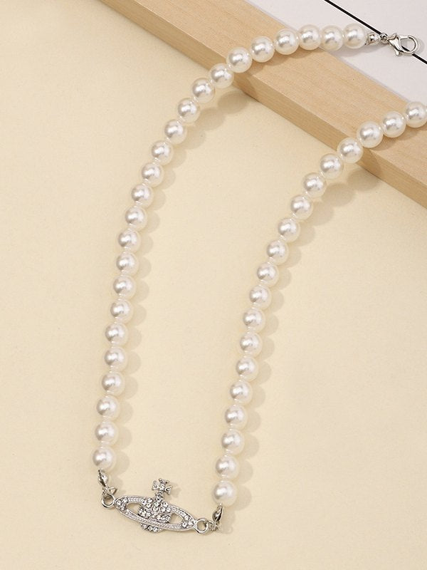 Collier de fausses perles vintage avec détail de la planète