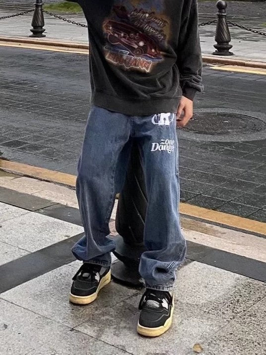 Jean ample style hip hop à jambe droite avec slogan