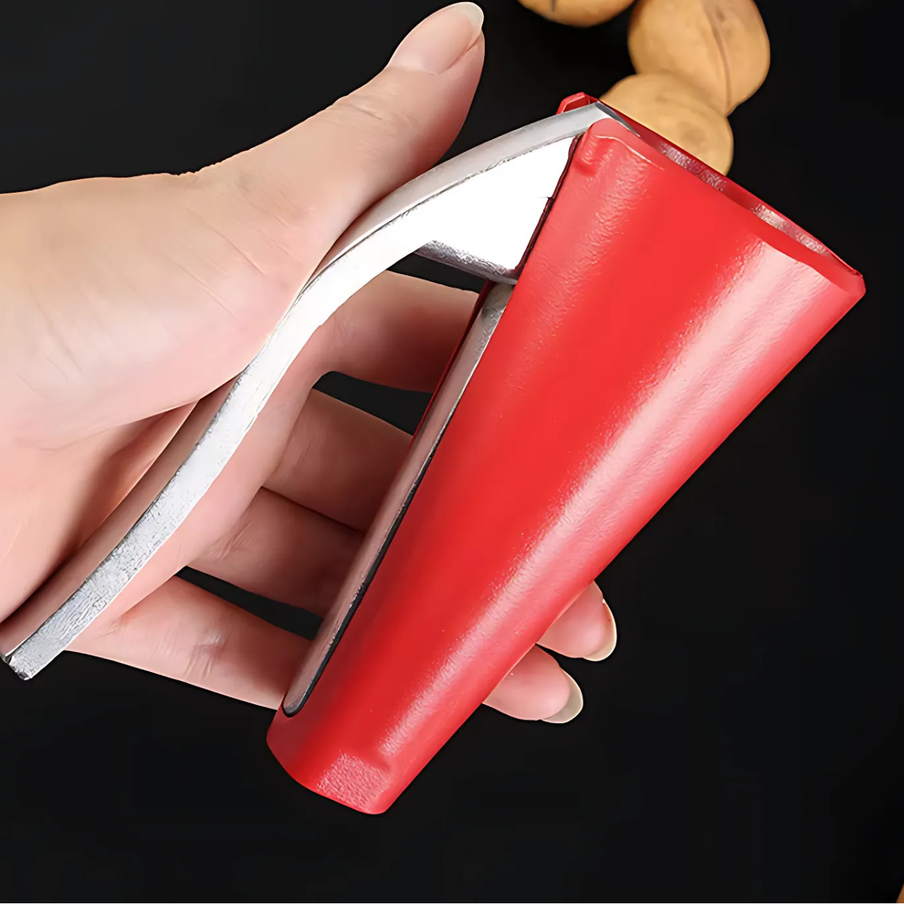 Nut Cracker – Effortlessly Cracks Every Nut