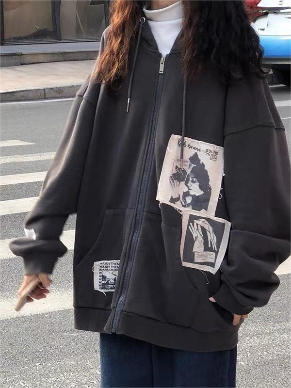 Donkergrijze hoodie met gepatchte afbeeldingen en ritssluiting