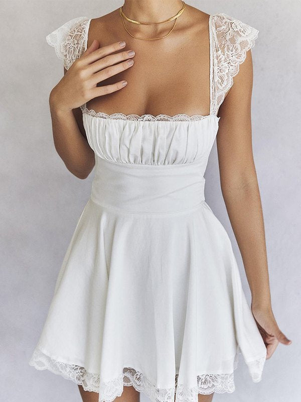 Witte mini-jurk met kanten rand