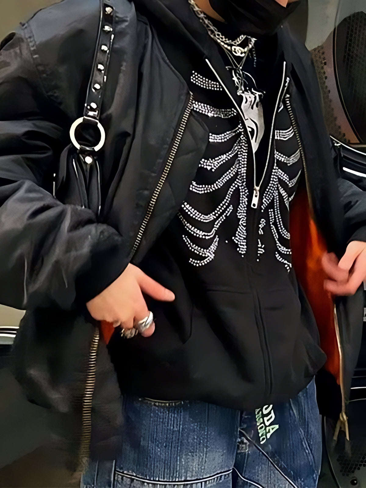 Zwarte hoodie met rits en doodskop van strass