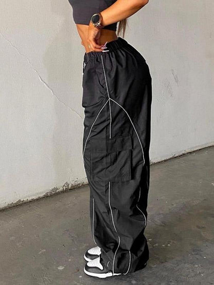 Pantalon Parachute Noir avec Poches Cargo et Détail Passepoil